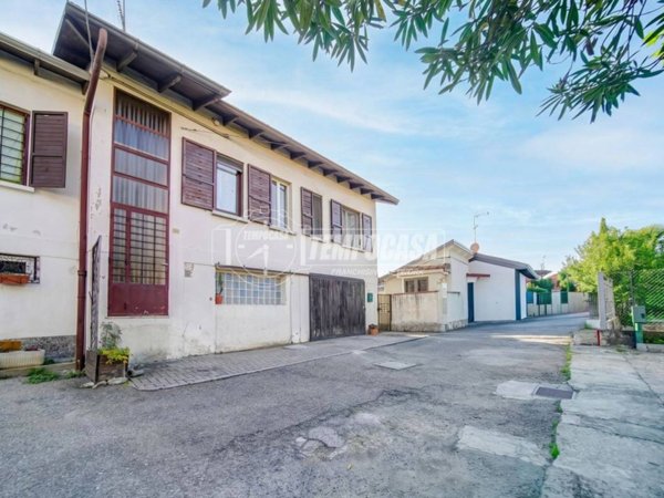 casa indipendente in vendita a Varallo Pombia