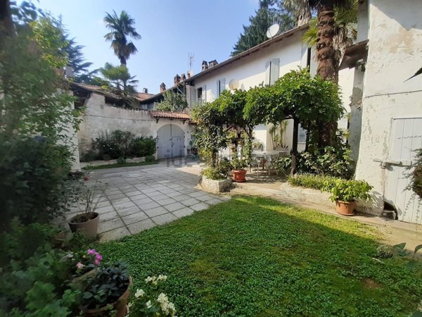 casa indipendente in vendita a Varallo Pombia