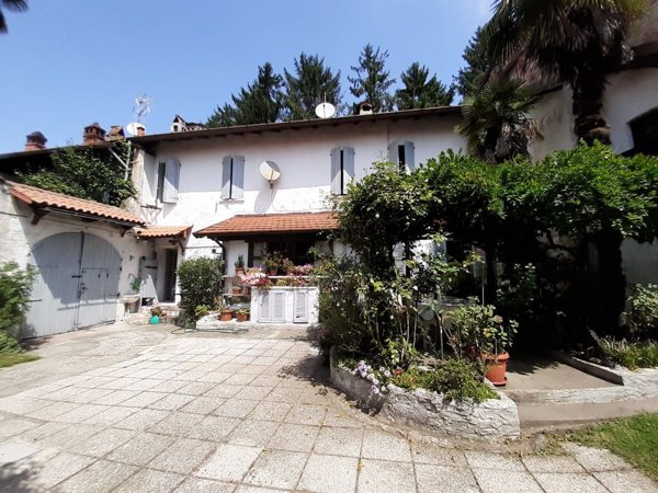 casa indipendente in vendita a Varallo Pombia