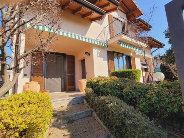 casa indipendente in vendita a Varallo Pombia