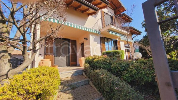 casa indipendente in vendita a Varallo Pombia