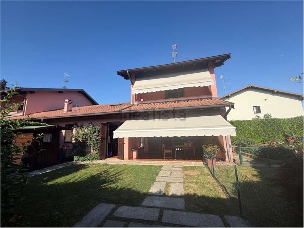 casa indipendente in vendita a Varallo Pombia