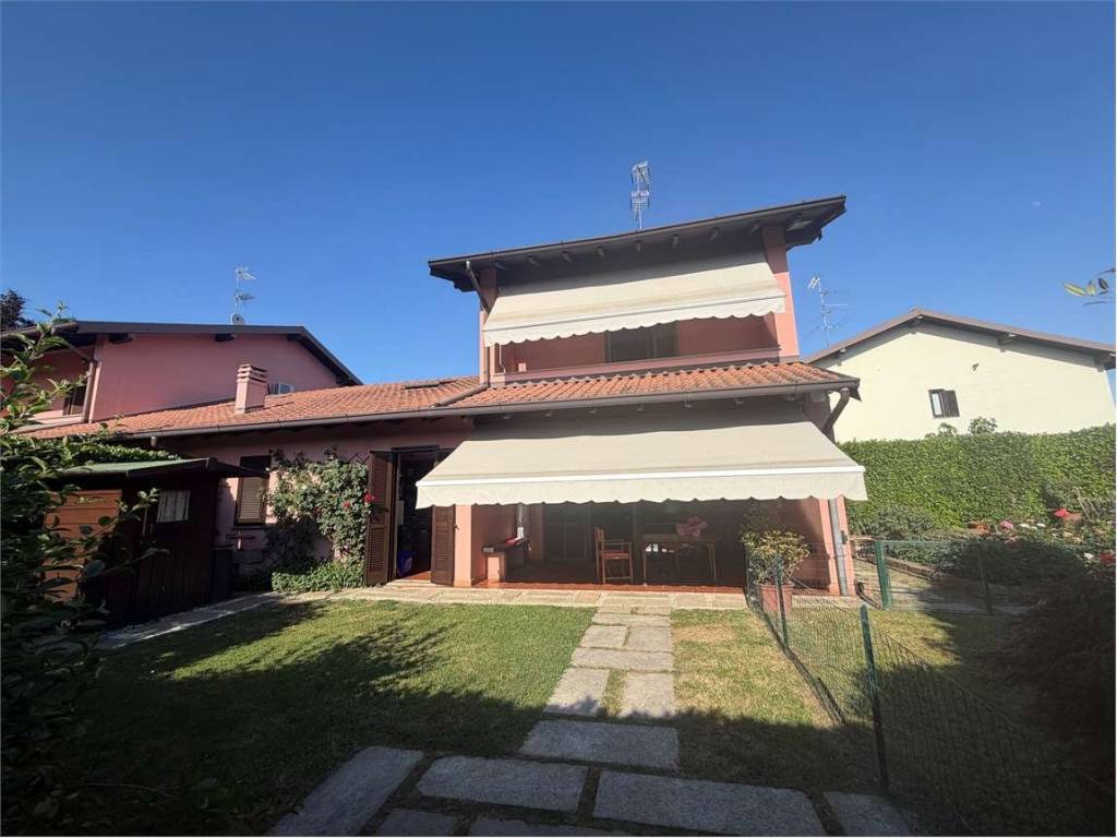 casa indipendente in vendita a Varallo Pombia