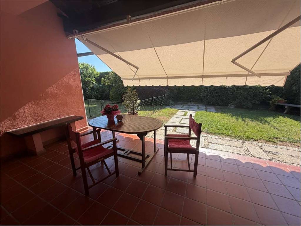 casa indipendente in vendita a Varallo Pombia