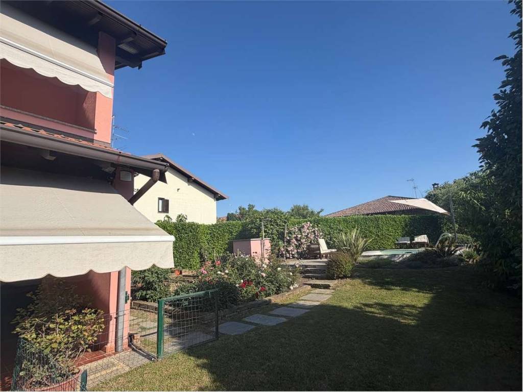 casa indipendente in vendita a Varallo Pombia