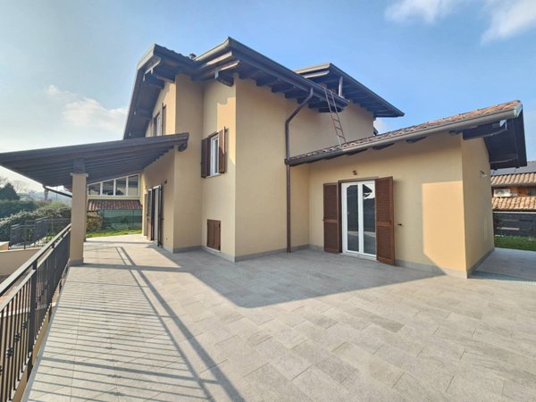 casa indipendente in vendita a Varallo Pombia
