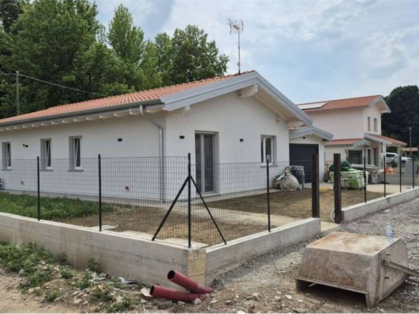 casa indipendente in vendita a Varallo Pombia