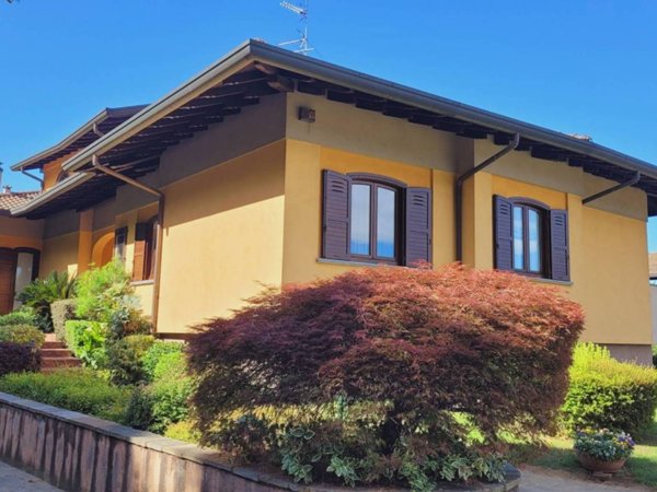 casa indipendente in vendita a Varallo Pombia