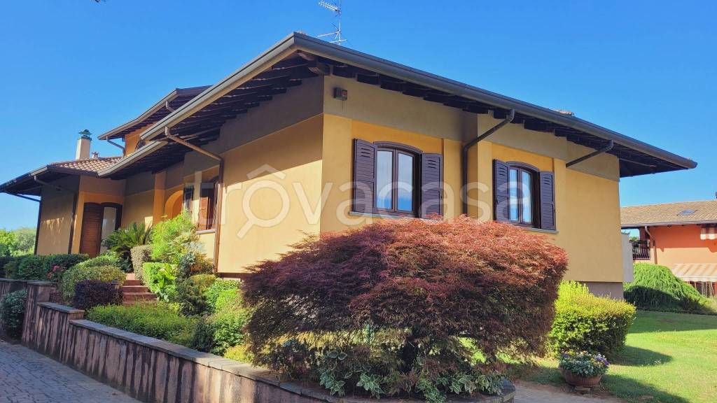 casa indipendente in vendita a Varallo Pombia