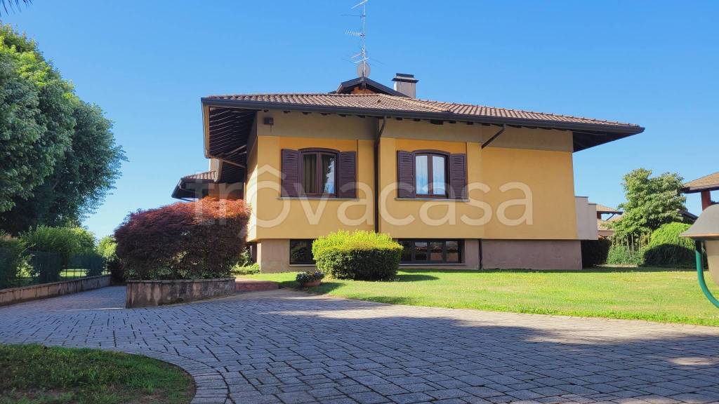 casa indipendente in vendita a Varallo Pombia