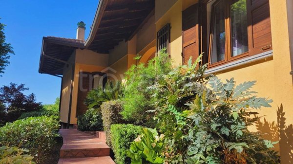 casa indipendente in vendita a Varallo Pombia