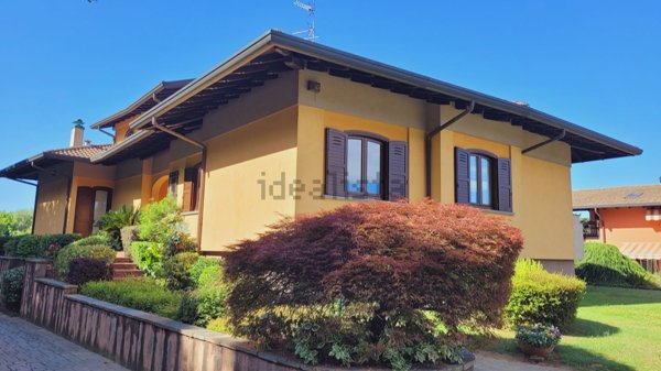 casa indipendente in vendita a Varallo Pombia