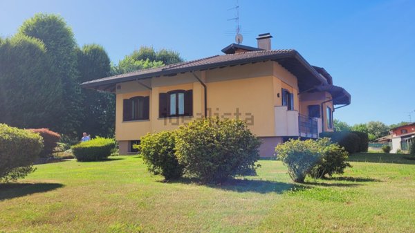 casa indipendente in vendita a Varallo Pombia