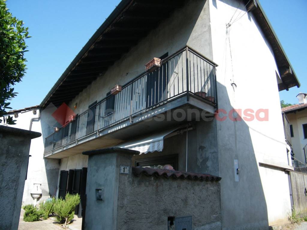 casa indipendente in vendita a Varallo Pombia
