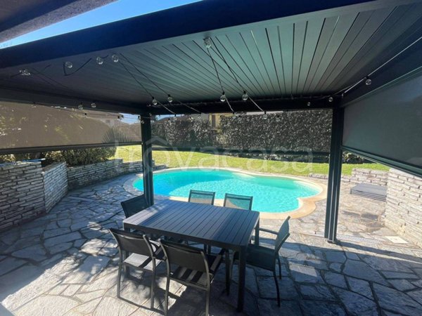 casa indipendente in vendita a Varallo Pombia
