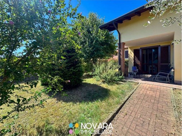 casa indipendente in vendita a Varallo Pombia