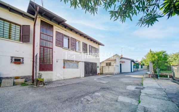 casa indipendente in vendita a Varallo Pombia
