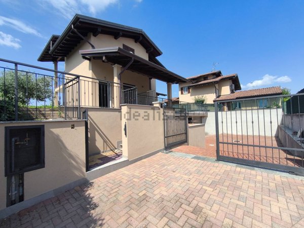 casa indipendente in vendita a Varallo Pombia