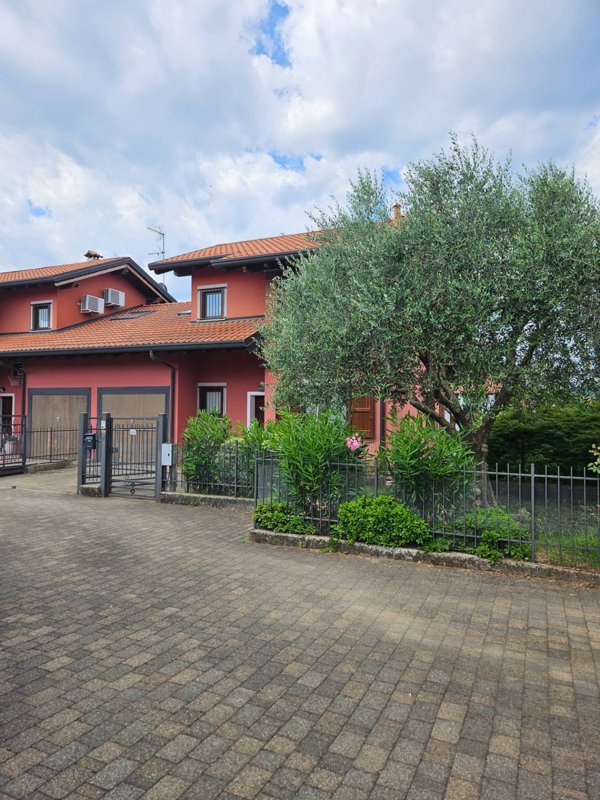 casa indipendente in vendita a Varallo Pombia