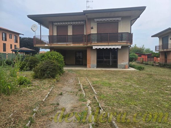casa indipendente in vendita a Varallo Pombia