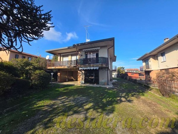 casa indipendente in vendita a Varallo Pombia