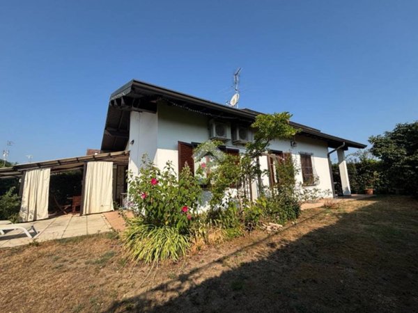 casa indipendente in vendita a Varallo Pombia