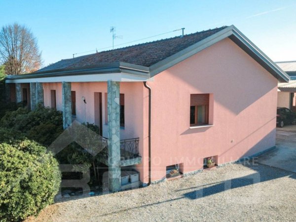 casa indipendente in vendita a Varallo Pombia