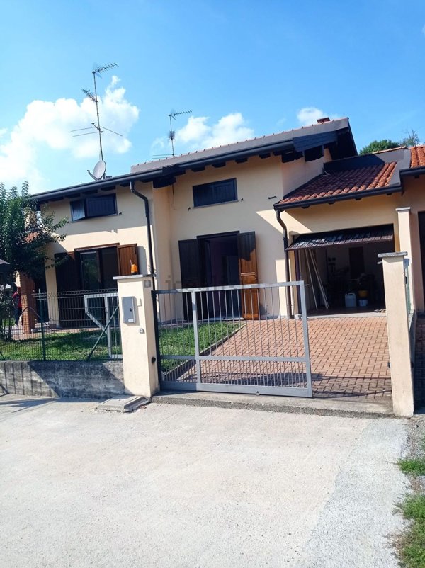 casa indipendente in vendita a Varallo Pombia