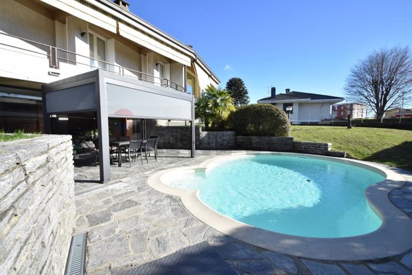 casa indipendente in vendita a Varallo Pombia