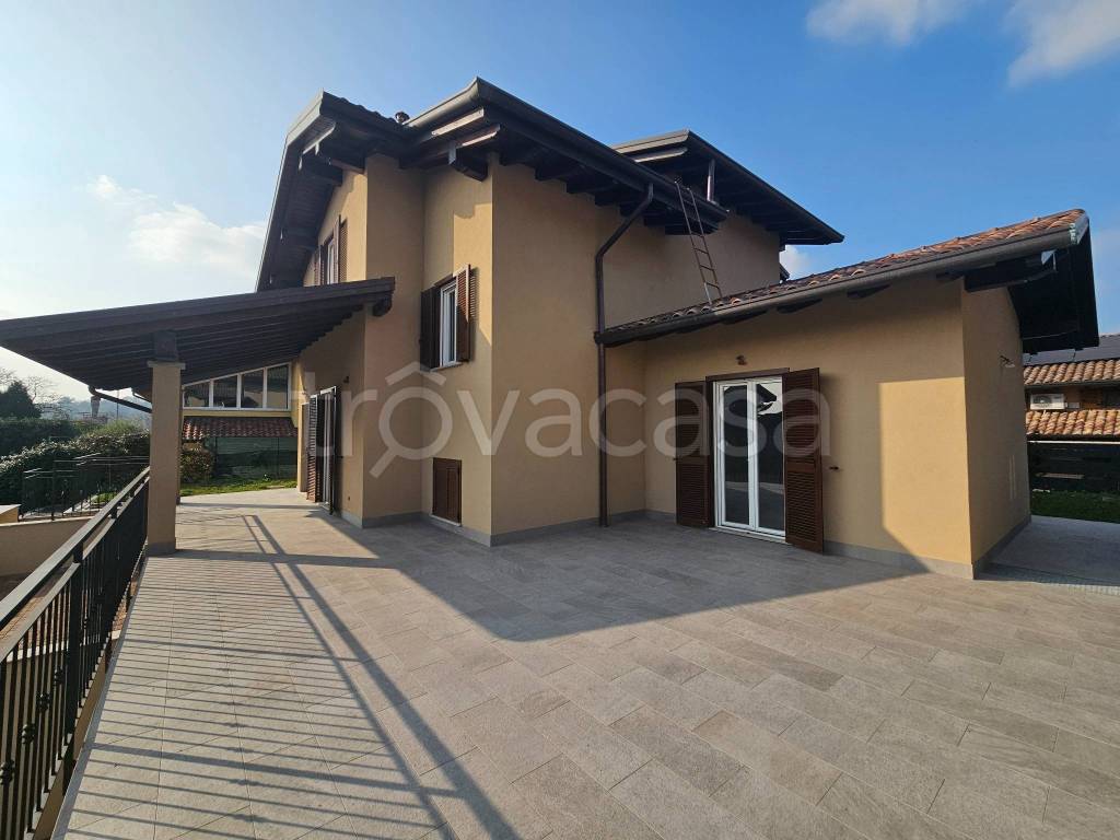 casa indipendente in vendita a Varallo Pombia