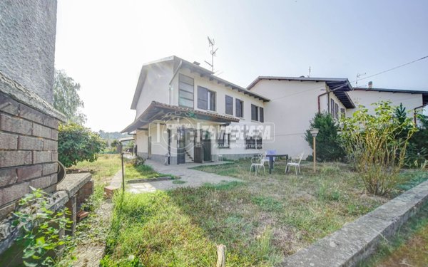 casa indipendente in vendita a Varallo Pombia
