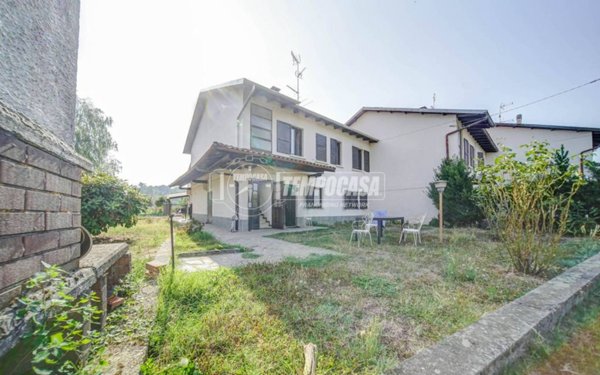 casa indipendente in vendita a Varallo Pombia