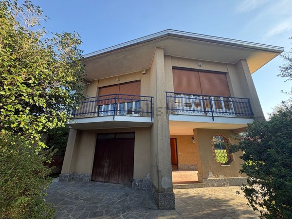 casa indipendente in vendita a Varallo Pombia