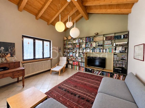 casa indipendente in vendita a Varallo Pombia