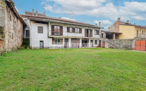 casa indipendente in vendita a Varallo Pombia