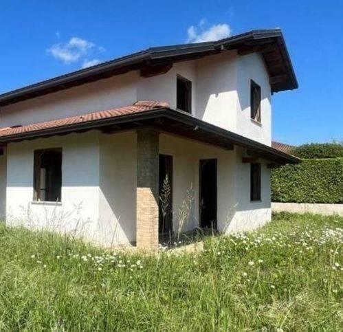 casa indipendente in vendita a Gattico-Veruno in zona Veruno