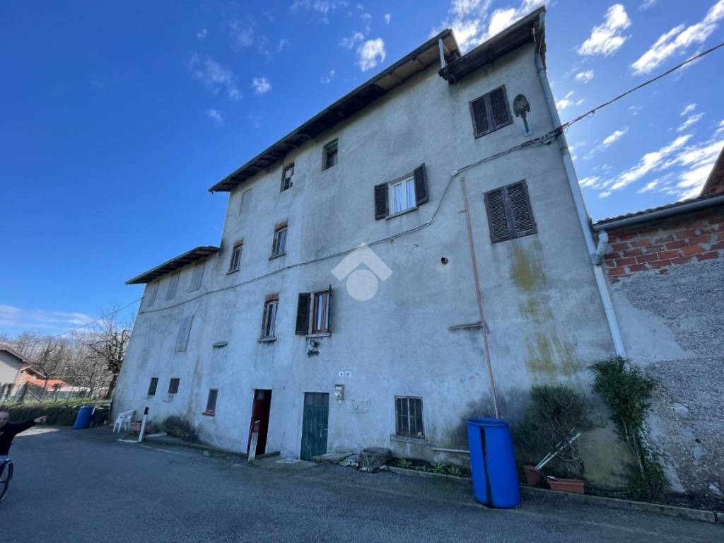 casa indipendente in vendita a Gattico-Veruno in zona Gattico