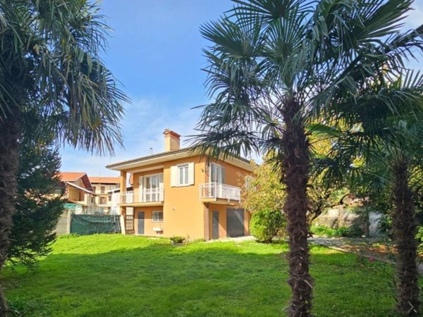 casa indipendente in vendita a Gattico-Veruno in zona Veruno
