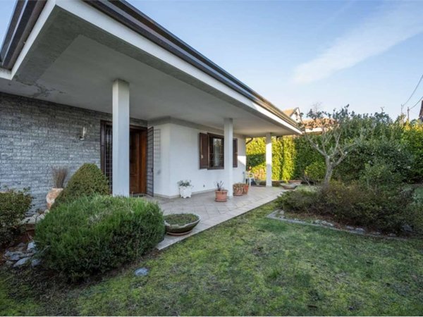 casa indipendente in vendita a Gattico-Veruno in zona Gattico