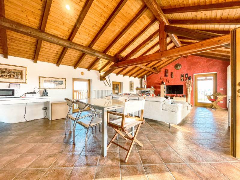 appartamento in vendita a Gattico-Veruno in zona Veruno