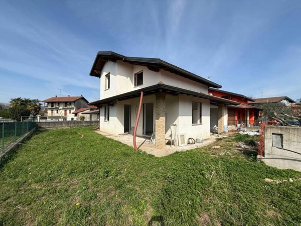 casa indipendente in vendita a Gattico-Veruno in zona Gattico