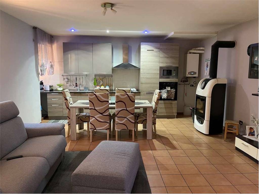 casa indipendente in vendita a Gattico-Veruno in zona Revislate