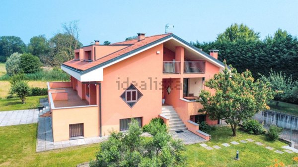 casa indipendente in vendita a Gattico-Veruno in zona Gattico