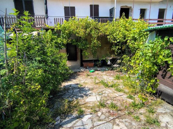casa indipendente in vendita a Gattico-Veruno in zona Gattico