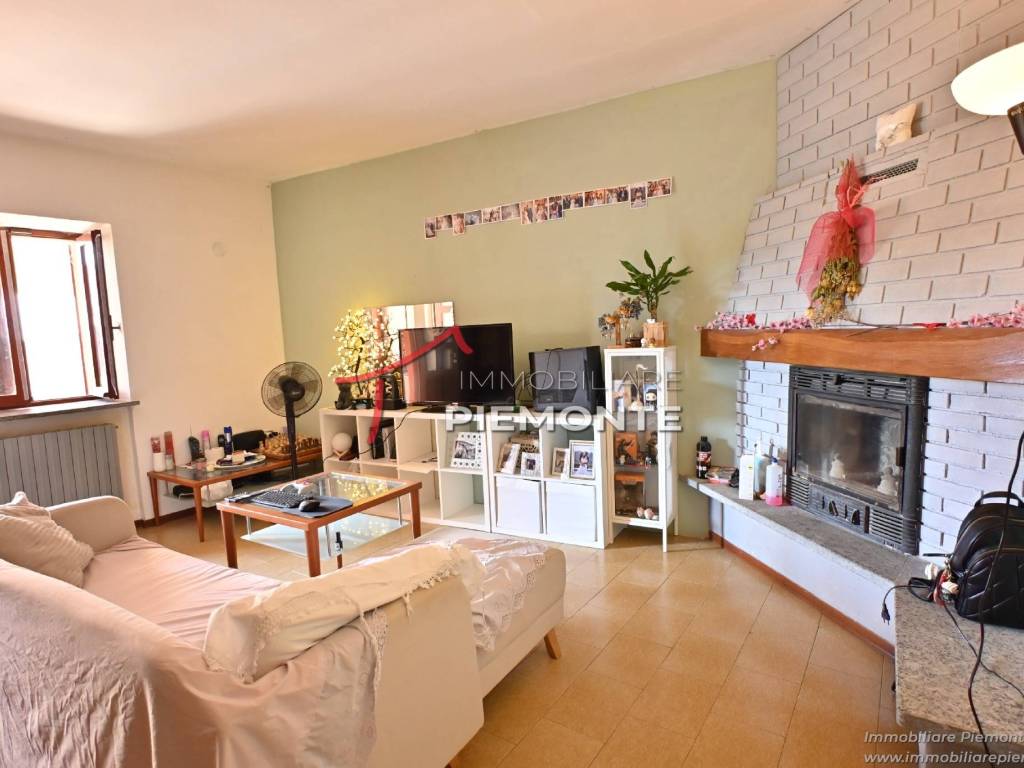 casa indipendente in vendita a Gattico-Veruno in zona Gattico