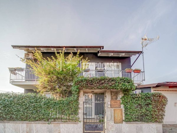 casa indipendente in vendita a Gattico-Veruno in zona Veruno