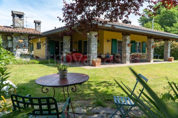 casa indipendente in vendita a Gattico-Veruno in zona Revislate