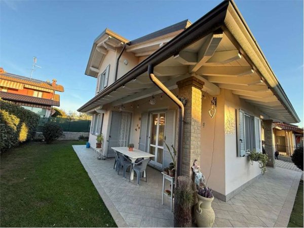 casa indipendente in vendita a Gattico-Veruno in zona Veruno