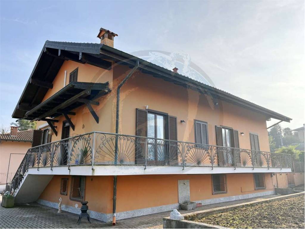 casa indipendente in vendita a Gattico-Veruno in zona Veruno