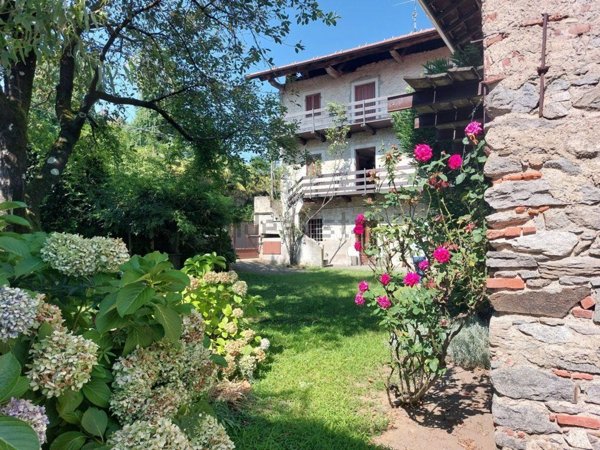 casa indipendente in vendita a Gattico-Veruno in zona Gattico